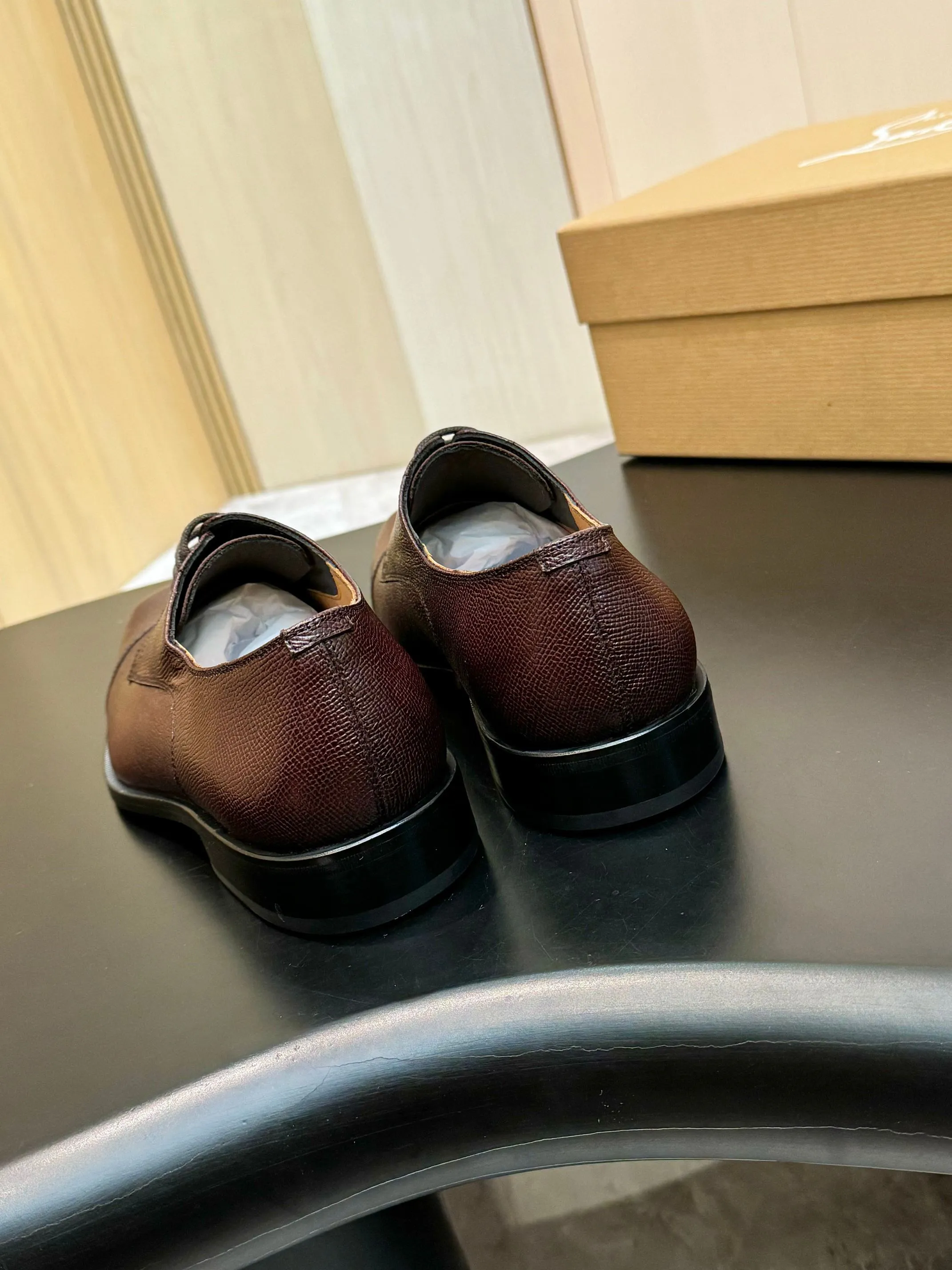 [CL red sole shoes] Top P: 1020💰 Size 39-44 (⚠️38.45.46.47 custom-made, non-returnable and non-exchangeable) 🆑High-end men's business formal leather shoes, original authentic top quality goods ••✅💯 Top original order purchasing agent! Original imported patterned cowhide ➕Imported cowhide lining ➕Cowhide feet ➕Original leather outsole~🉑️Feel free to compare the authentic ones!